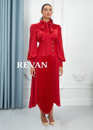 تنورة بليسيه أنيقة بتصميم عصري بحزام مميز