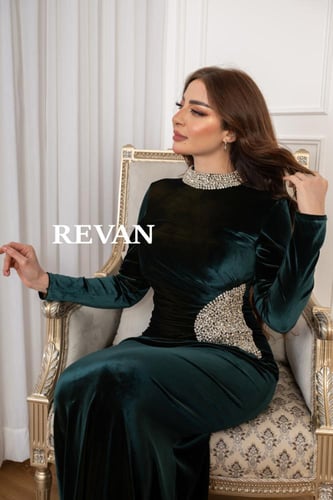 فستان قطيفه ريڨان مرصع بالكريستال