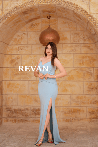 فستان سهرة أنيق بقصة ضيقة وشق أمامي