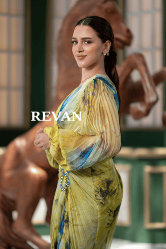 فستان سهرة طويل بربطة جانبية وتفاصيل كريستال