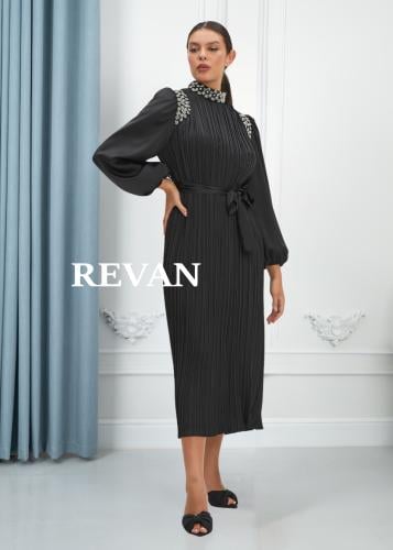 فستان بليسيه أنيق بتصميم راقٍ ولمسات فاخرة