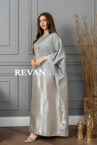 جلابية أنيقة بتصميم واسع ولمسات تطريز راقية