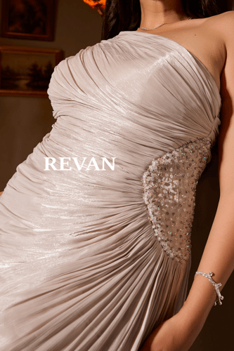 فستان سهرة بكتف واحد وطيات ملتفة مع لمسة كريستالية