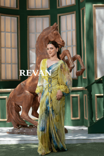 فستان سهرة طويل بربطة جانبية وتفاصيل كريستال