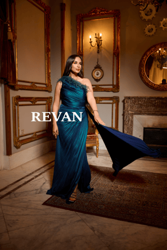 فستان سهرة بكتف واحد بطيات مائلة وتزيين ريش