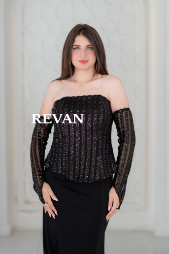 فستان أسود راقٍ بتفاصيل ترتر وأكمام شفافة