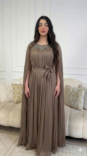 جلابية ملكية بكسرات انسيابية وتطريز علوي فاخر من ر...