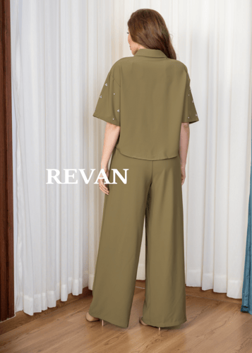 طقم أنيق بلمسات ناعمة لإطلالة كاجوال فخمة