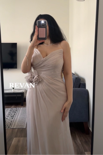 فستان فاخر بدون اكتاف مع زهرة جانبية من ريفان