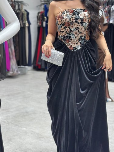 فستان سهرة بتطريز زهري فاخر من ريڤــان