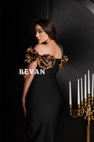 فستان سهرة أسود بتفاصيل أنيقة