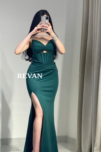 فستان سهرة فاخر بقصة كورسيه وتطريز جذاب من ريفان