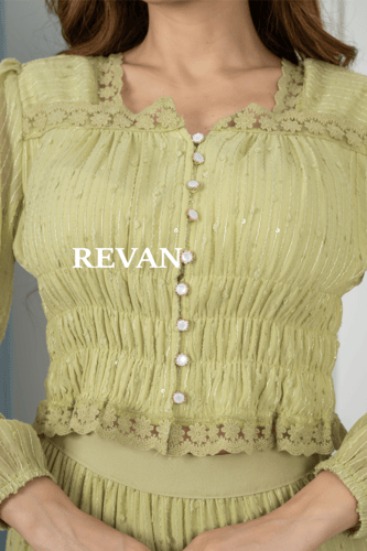 طقم أنيق من قطعتين لإطلالة مميزة