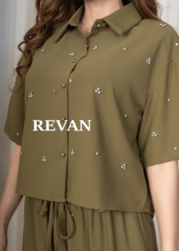 طقم أنيق بلمسات ناعمة لإطلالة كاجوال فخمة