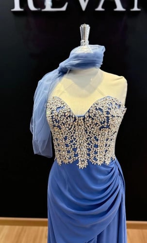 فستان سهرة ستراس فضي مع كسرات وفتحة جانبية من ريڤـ...