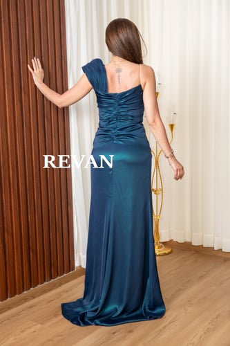 فستان سهره بكتف واحد وتصميم درابيه فاخر