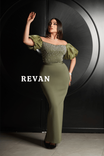 فستان ملكي مزين بالأحجار الكريستالية