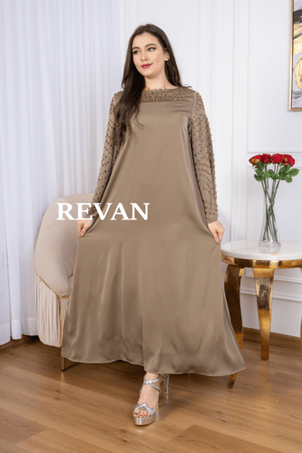 جلابية أنيقة بتطريز فاخر وأكمام واسعة