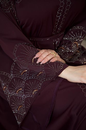 جلابية رمضانية أنيقة بتطريز طولي من ريڤــان