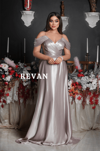 فستان سهرة فضي بلمسة أنوثة