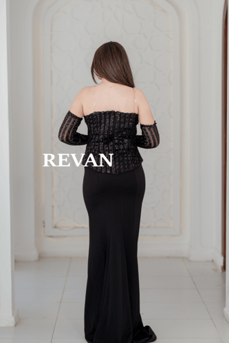 فستان أسود راقٍ بتفاصيل ترتر وأكمام شفافة