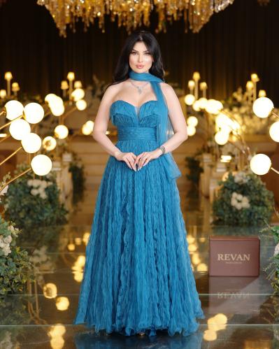A luxurious long evening dress with an elegant cut from Rivan