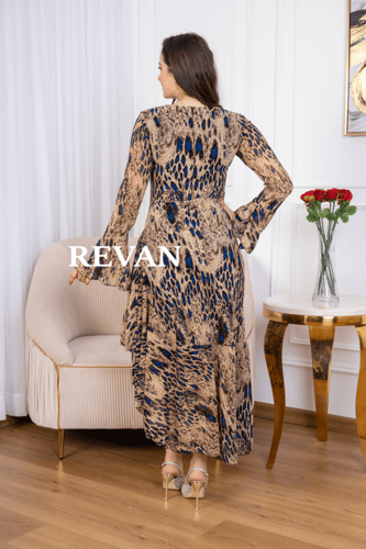 فستان بنقشة جريئة ولمسات فريدة