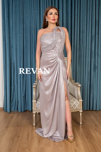 فستان سهرة ملكي بكسرات جانبية