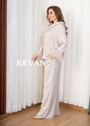 طقم ستان ملكي بتفاصيل ريش وتطريز ناعم