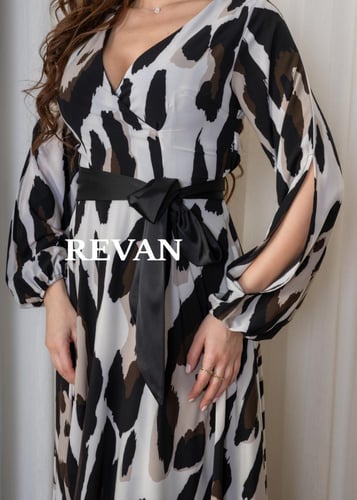 فستان بنقشة جريئة بتصميم أنثوي أنيق