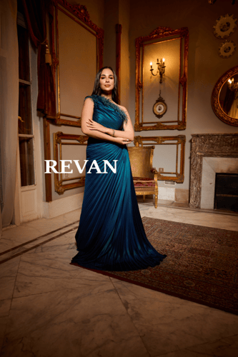 فستان سهرة بكتف واحد بطيات مائلة وتزيين ريش