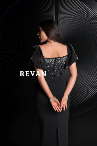 فستان ملكي مزين بالأحجار الكريستالية