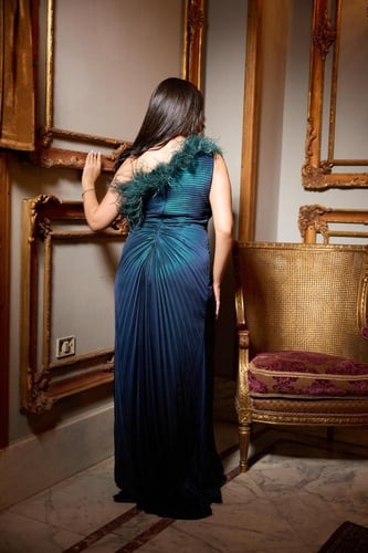 فستان سهرة بكتف واحد بطيات مائلة وتزيين ريش