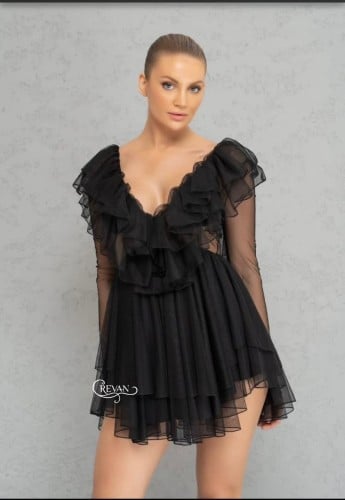 فستان اسود كشكش تل قصير