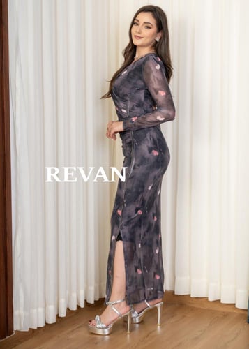 فستان طويل بتصميم أنثوي ولمسات جذابة