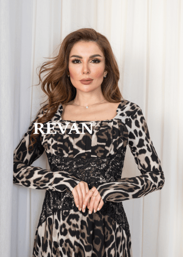 فستان سهرة بنقشة جريئة وتصميم أنيق