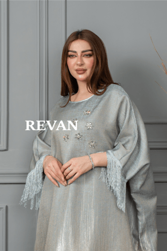 جلابية أنيقة بتصميم واسع ولمسات تطريز راقية