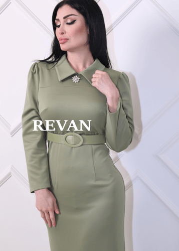 فستان أنيق بتصميم كلاسيكي ولمسات عصرية