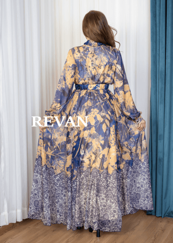 فستان بنقشة ملكية بطابع أنيق وفخم