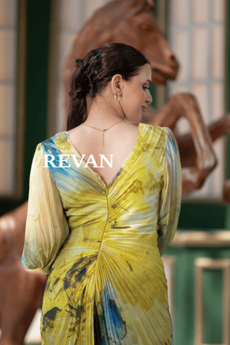 فستان سهرة طويل بربطة جانبية وتفاصيل كريستال