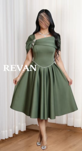 فستان بكسرات أنيقة وتصميم ملوكي