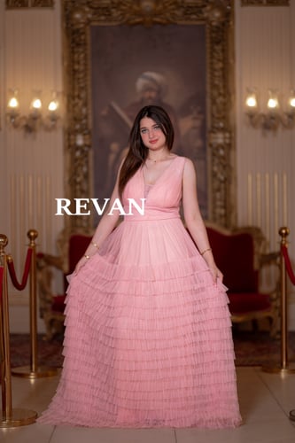 فستان تول بطبقات كسرات أنيقة وقصة واسعة