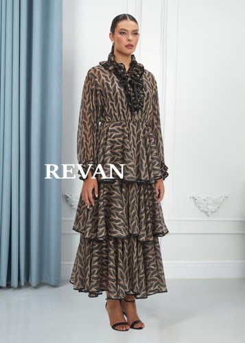 فستان طويل بنقشة فاخرة وتصميم أنيق