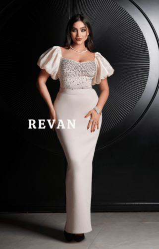 فستان ملكي مزين بالأحجار الكريستالية