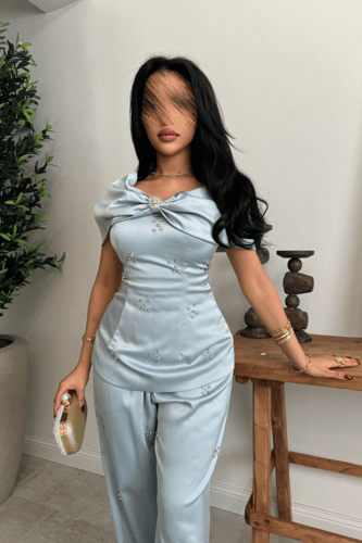 طقم عيد فاخر بتفاصيل كريستالية من ريڤــان