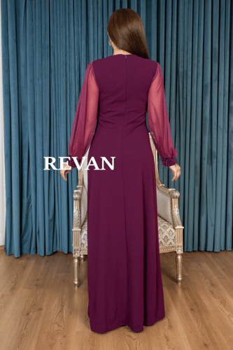 فستان سهرة راقٍ بأكمام شفافة وتفاصيل مطرزة