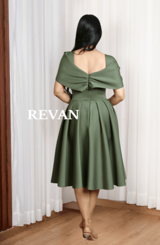 فستان بكسرات أنيقة وتصميم ملوكي