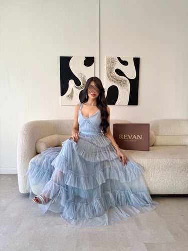 فستان عيد طويل أنيق بطبقات تول وتصميم أنثوي من ريڤ...