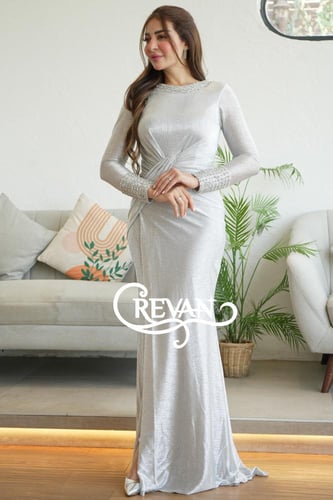 فستان سهره طويل فضي اللون، مصنوع من قماش لامع