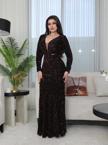 فستان سهرة بتصميم راقٍ وتفاصيل لافتة من ريڤــان